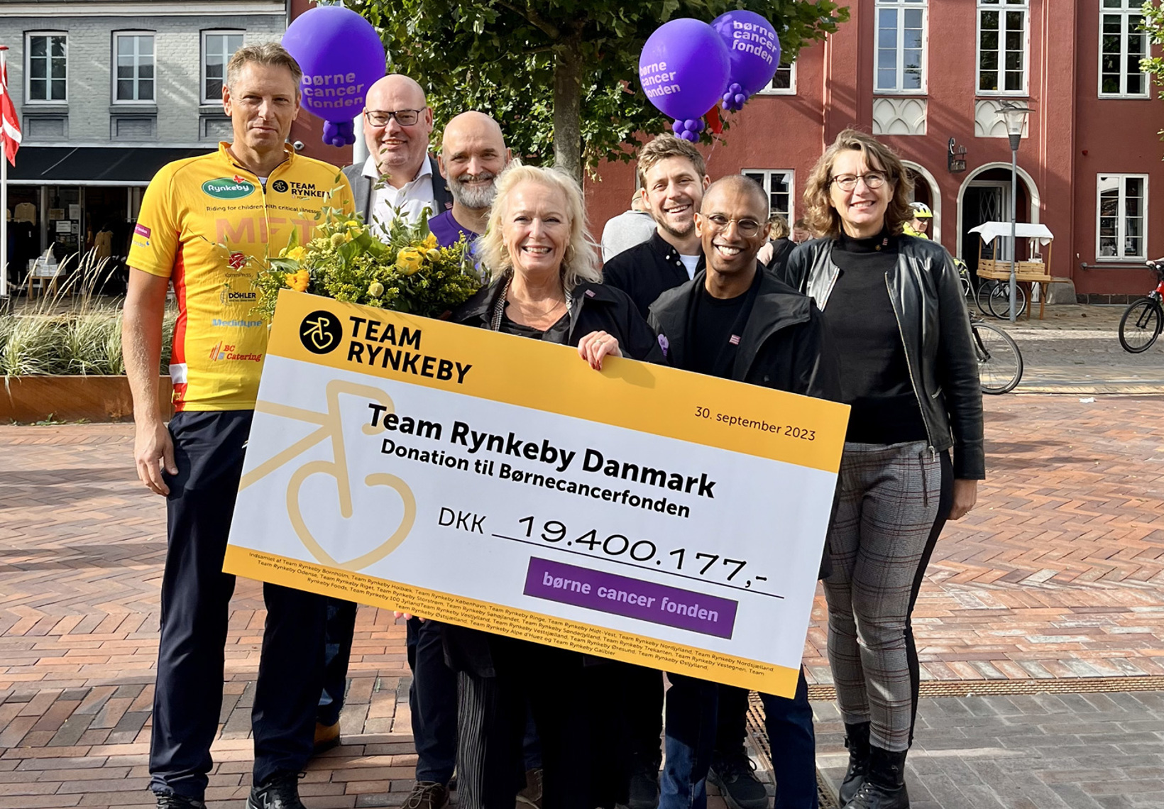 Overrækkelse af Team Rynkeby 2023 donation til Børnecancerfonden