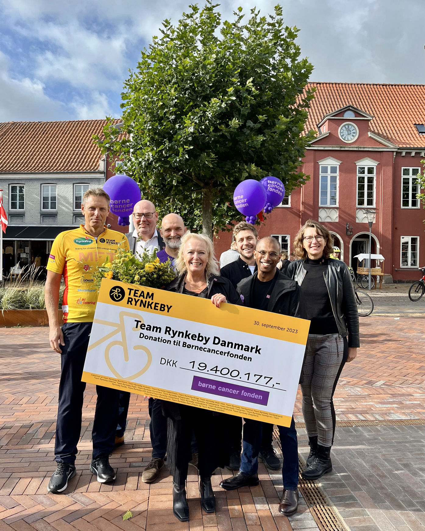 Overrækkelse af Team Rynkeby 2023 donation til Børnecancerfonden