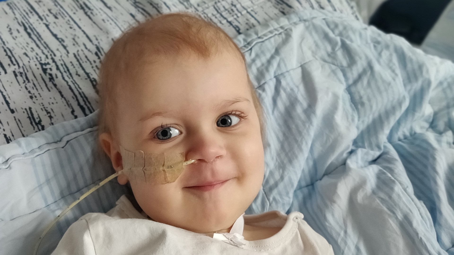 Rosa med smil og i hospitalsseng